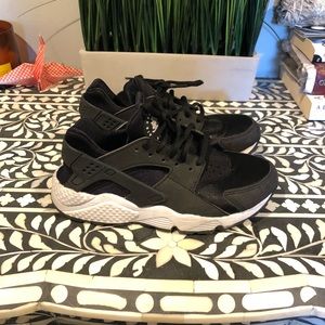 Black and white Huaraches